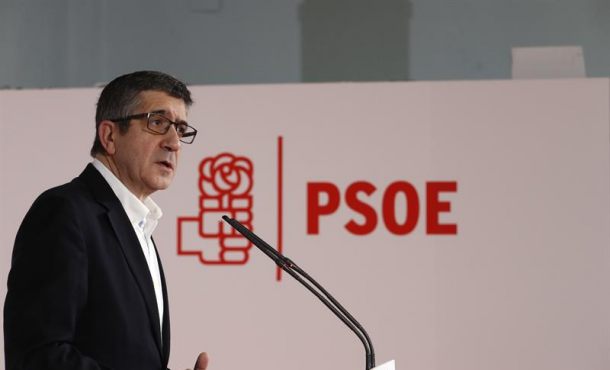 El exlehendakari Patxi López, durante la rueda de prensa que ha ofrecido hoy para anunciar su decisión de presentarse como candidato a las primarias para secretario general del PSOE. Efe.