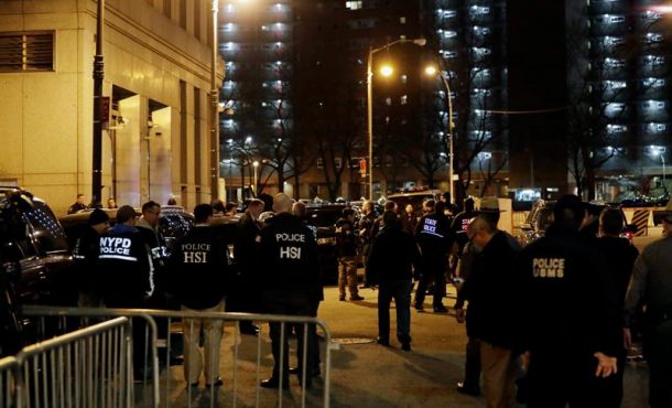 El narcotraficante 'el chapo' ya en manos d ela justicia estadounidense. Nueva York (EE.UU), 19 enero de 2017. El narcotraficante mexicano Joaquín "El Chapo" Guzmán llegó hoy a EE.UU. horas después de ser extraditado desde México e inicialmente será presentado ante los tribunales de Nueva York, informaron fuentes oficiales. El Chapo, protagonista de dos sonados casos de fugas en cárceles de México, llegó la noche de este jueves custodiado por agentes federales en un avión que aterrizó en el aeropuerto MacArthur, en Long Island, a las afueras de Nueva York. Oficiales de policía son vistos a las afueras del Centro Correccional Metropolitano donde se encuentra el narcotraficante Joaquín "El Chapo" Guzmán, en Nueva York, (Estados Unidos) hoy, jueves 19 de enero de 2017. Según informes de la prensa, Guzmán enfrenta cadena perpetua debido a cargos de narcotráfico. Efe.