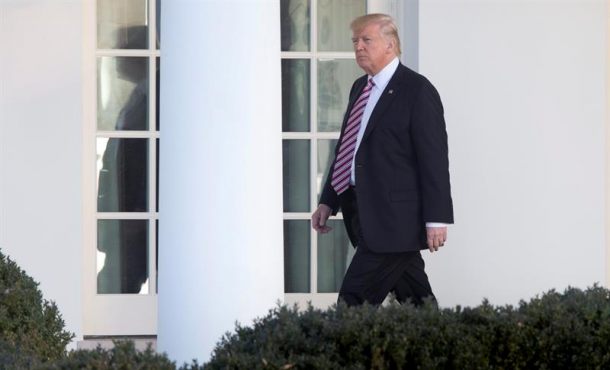El presidente de EE.UU., Donald J. Trump, camina a su llegada hoy, jueves 26 de enero de 2017, luego de descender del Marine One en el patio sur de la Casa Blanca en Washington (EE.UU.). EFE