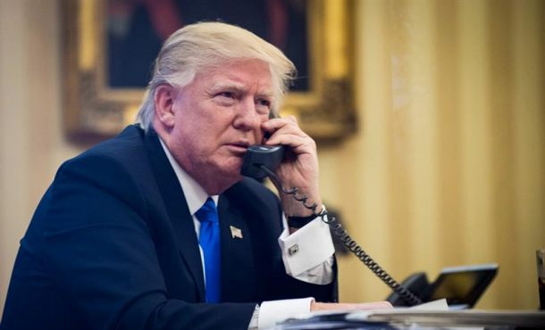 El presidente de EEUU, Donald Trump, mantenía una conversación telefónica este sábado en el despacho oval de la Casa Blanca, en Washington. EFE