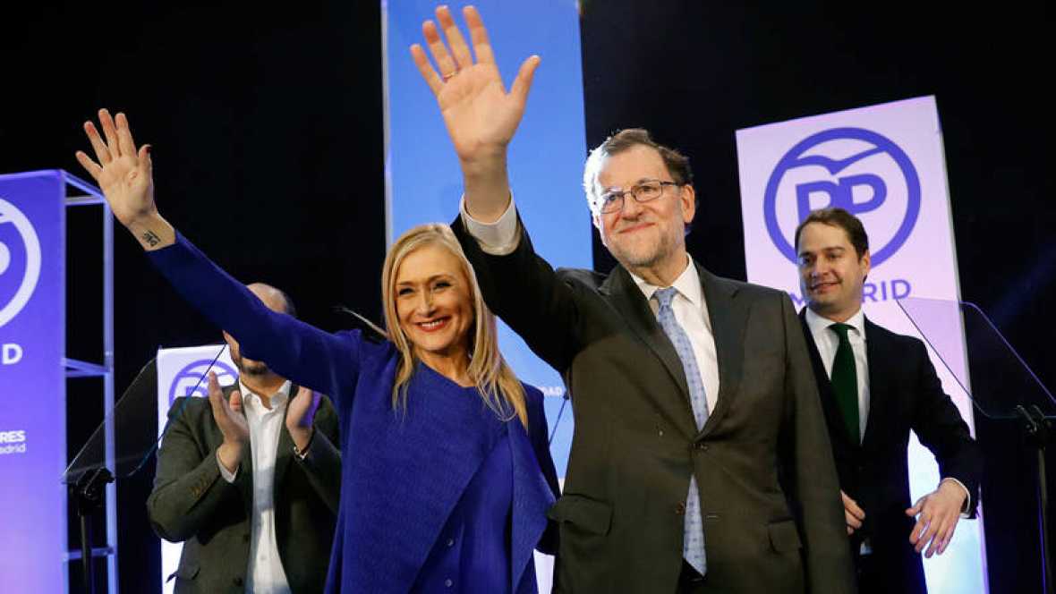 el-presidente-del-gobierno-mariano-rajoy-y-la-presidenta-de-la-comunidad-de-madrid-cristina-cifuentes-durante-la-cena-de-navidad-del-pp-de-madrid-archivo-efe