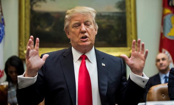 El presidente estadounidense Donald J. Trump durante un encuentro con empresarios en la Sala Roosevelt de la Casa Blanca en Washington, Estados Unidos este 30 de enero de 2017. Efe.