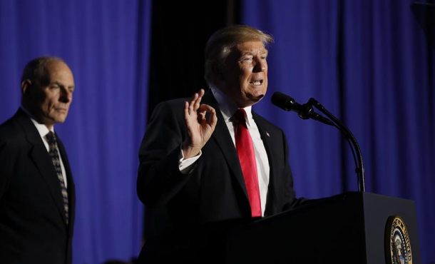 El presidente estadounidense, Donald Trump, este 25 de enero de 2017, durante una visita al Departamento de Seguridad Nacional en Washington, DC. Efe.