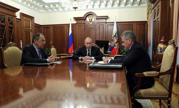 El presidente ruso, Vladímir Putin (c), junto a sus ministros de Defensa, Serguéi Shoigu (d), y de Exteriores, Serguéi Lavrov, durante una reunión en el Kremlin, en Moscú. EFE/MICHAEL KLIMENTYEV / SPUTNIK / KREMLIN
