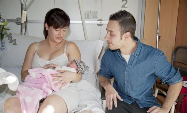 el-primer-catalan-del-ano-es-una-nina-se-llama-lara-y-ha-nacido-cuando-pasaba-un-segundo-de-la-medianoche-en-el-hospital-santa-caterina-de-salt-espana-efe