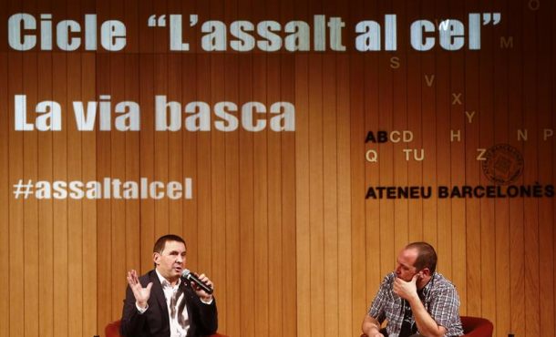 El secretario general de Sortu, Arnaldo Otegi (i), junto a David Fernández (d), exportavoz de la CUP en el Parlament, durante la charla con el título... Efe