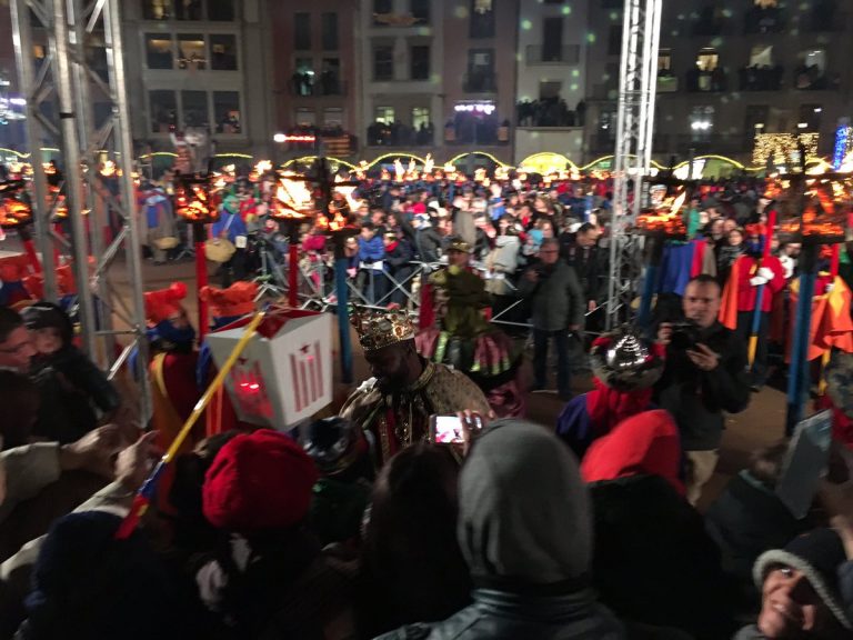 Fracaso de farolillos separatistas de ANC en la cabalgata de Vic, los niños rechazan el separatismo