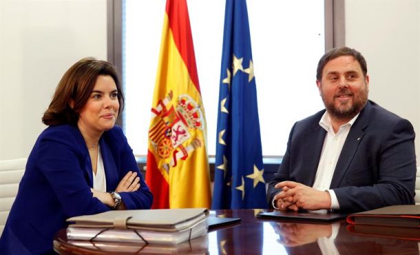 en-la-imagen-la-vicepresidenta-del-gobierno-soraya-saenz-de-santamaria-i-y-el-vicepresidente-de-la-generalidad-de-cataluna-el-separatista-antiespanol-oriol-junqueras-d-efe