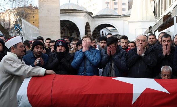 familiares-y-amigos-oran-detras-del-ataud-durante-el-funeral-de-ayhan-arik-una-de-las-39-victimas-del-ataque-con-canones-contra-reina-una-popular-discoteca-efe