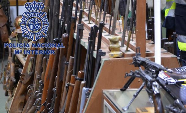 Fotografía facilitada por la Policía Nacional de las numerosas pistolas y fusiles que se han incautado en una operación contra el tráfico de armas... Efe.
