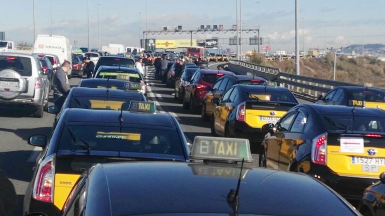 Más de 5 mil taxistas colapsan Ronda Litoral y Dalt contra Ada Colau por «incumplimientos»