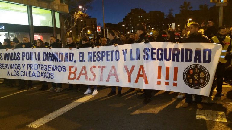 Miles de agentes de Sindicatos de Policía de toda España marchan en Barcelona «por la dignidad»