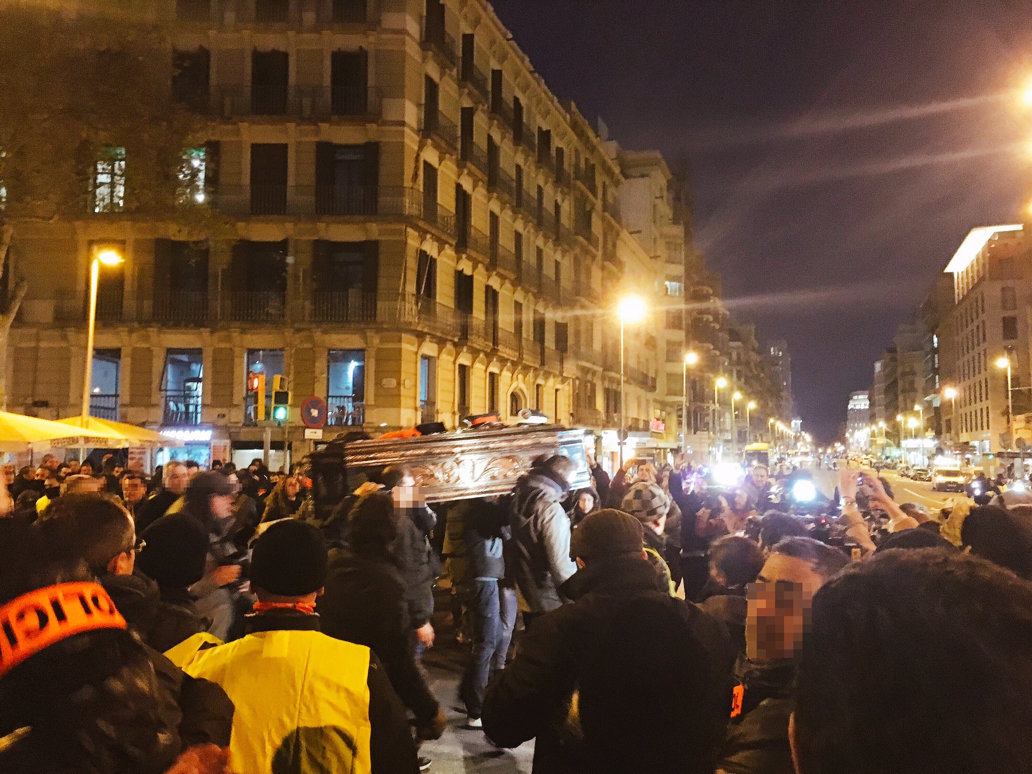 Barcelona (España), martes 17 de enero de 2017. Miles de agentes de policía marchan en el centro de Barcelona con un ataúd par la denunciar los ataques que sufren agentes de policía durante y después de su trabajo.  "Marcha fúnebre por la muerte de la seguridad" y justicia para los policías y guardias civiles, denuncian los agentes desde las 17:30 horas de la tarde en Plaza Universidad de Barcelona en la marcha que finalizará pasado las 20:30 horas en plaza San Jaime de Barcelona : sede del Ayuntamiento de Barcelona y Palacio del gobierno de la generalidad de Cataluña. Imagen sindicato Mozo de Escuadra en Twitter. Lasvocesdelpueblo.