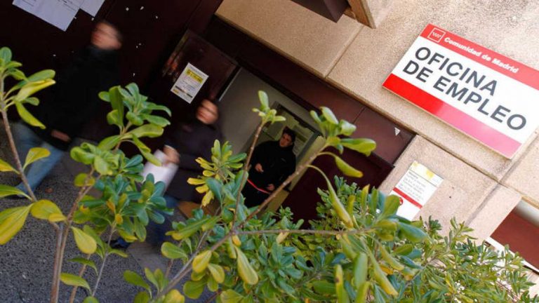 El paro cayó en España en 390.534 personas en 2016 lo que dejó el total en 3.702.974 parados