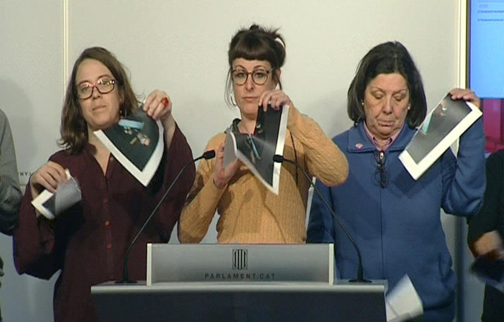 imagen-de-television-de-varias-diputadas-de-la-formacion-amarilla-de-combatientes-separatistas-cup-en-el-parlamento-de-cataluna-que-rompen-fotografias-del-rey-lasvocesdelpueblo