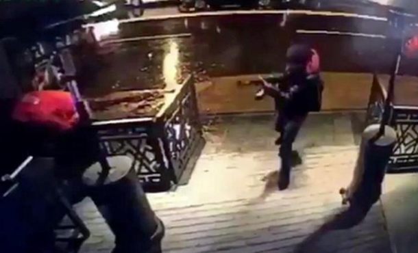 imagen-de-un-video-del-momento-en-el-que-el-presunto-autor-de-la-matanza-en-el-club-reina-de-estambul-se-dirige-al-local-efe