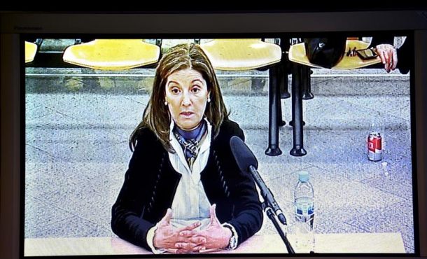 Imagen del monitor de la sala de prensa de la Audiencia Nacional en San Fernando de Henares, con la declaración de la esposa de Luis Bárcenas, Rosalía Iglesias. Efe.