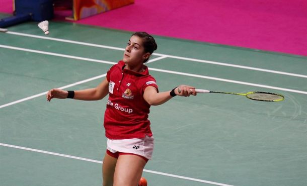 La campeona olímpica Carolina Marín, representante española del equipo Hyderabad Hunders, devuelve el volante a la tailandesa Nitchaon Jindapon (no aparece en imagen)... efe