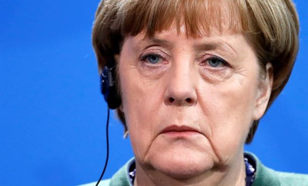 La canciller alemana, Angela Merkel durante una rueda de prensa con el presidente ucraniano Petró Poroshenko (no en la imagen) en la Cancillería de Berlín (Alemania) hoy, 30 de enero de 2017. EFE