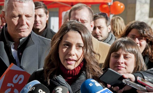 La líder de Ciudadanos en Cataluña, Inés Arrimadas (c), junto a los diputados por Girona, Jean Castel (i) y Noemí de la Calle (d)... Efe
