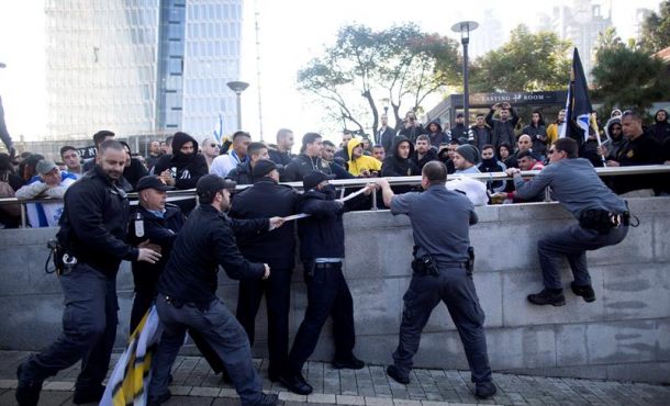 la-policia-intenta-detener-a-simpatizantes-de-extrema-derecha-tras-darse-a-conocer-la-sentencia-que-condeno-al-soldado-israeli-elor-azaria-por-matar-de-un-tiro-en-la-cabeza-efe
