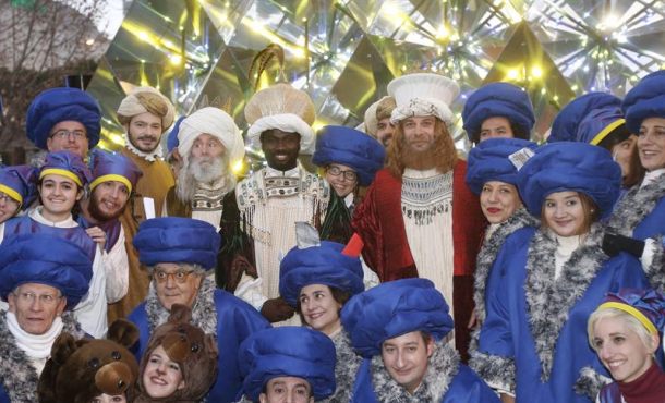 los-reyes-magos-c-posan-con-varios-pajes-momentos-antes-de-la-tradicional-cabalgata-de-reyes-en-madrid-que-este-ano-tiene-como-eje-principal-la-curiosidad-efe