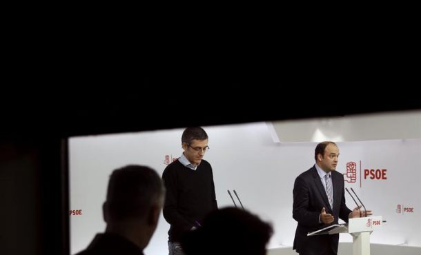 Los coordinadores del área Política y Económica de la Ponencia marco del PSOE, Eduardo Madina (i) y José Carlos Díez (d), respectivamente, durante la rueda... Efe