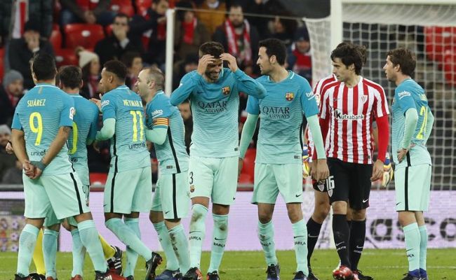 los-jugadores-del-f-c-barcelona-protestan-al-colegiado-fenandez-borbalan-una-falta-dentro-del-area-del-athletic-de-bilbao-durante-el-encuentro-correspondiente-efe