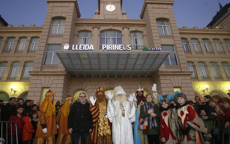 Los Reyes de Oriente llegan a Lérida en tren y recorren la ciudad con catorce carrozas