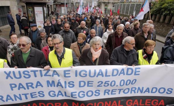 Manifestación por las calles de Santiago de Compostela organizada por la Coordinadora Nacional Galega en defensa del sistema público de pensiones. EFE
