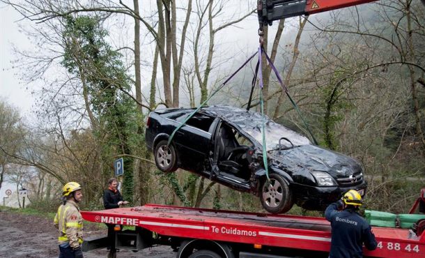 miembros-de-los-bomberos-de-la-generalidad-de-cataluna-retiran-un-vehiculo-accidentado-en-la-zona-del-pantano-de-susqueda-gerona-archivo-efe