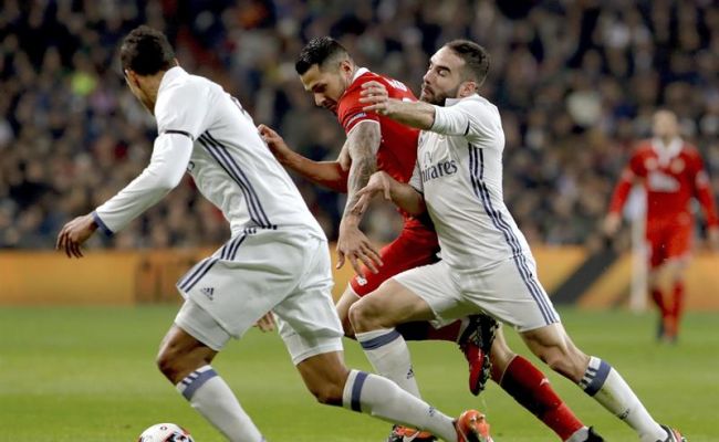 Miércoles 4 de enero de 2017. Santiago Bernabeu (Campo del Real Madrid), Copa del Rey Real Madrid contra Sevilla. El centrocampista del Sevilla, Vitolo Machín (c), intenta superar al defensa del Real Madrid, Daniel Carvajal, en el encuentro correspondiente a la ida de los octavos de final de la Copa del Rey, que disputan esta noche en el estadio Santiago Bernabéu, en Madrid. Efe.