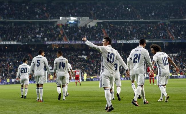 Miércoles 4 de enero de 2017. Santiago Bernabeu (Campo del Real Madrid), Copa del Rey Real Madrid contra Sevilla. El delantero colombiano del Real Madrid James Rodríguez (c) muestra su alegría tras marcar su segundo gol, el tercero del equipo ante el Sevilla, en el partido de ida de octavos de final de la Copa del Rey en el estadio Santiago Bernabéu, en Madrid. Efe.