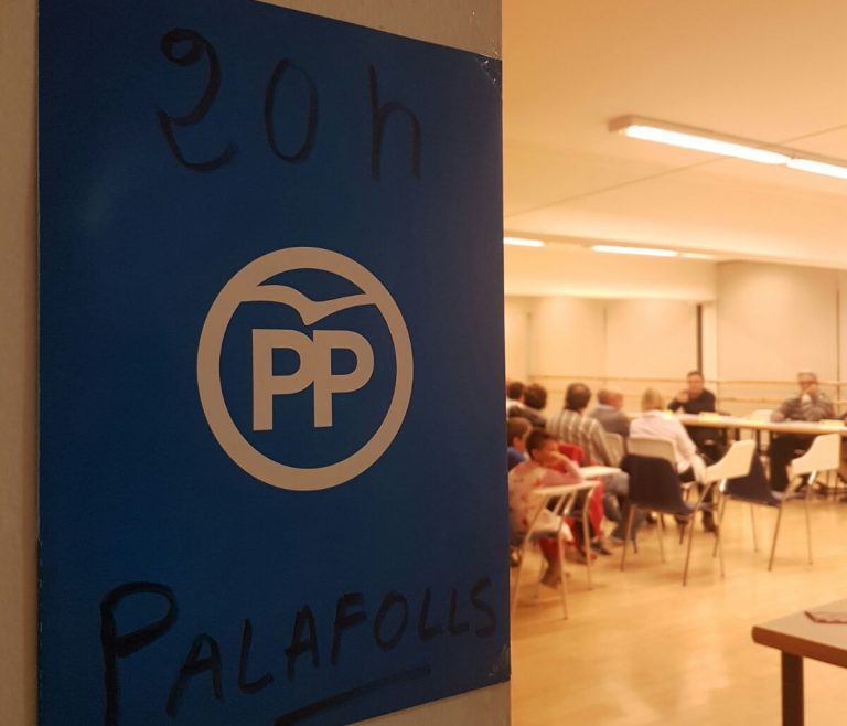 Cataluña| La militancia del PP rompe el carnet y abandona el partido en Palafolls (Barcelona): «Me han defraudado muchísimo»