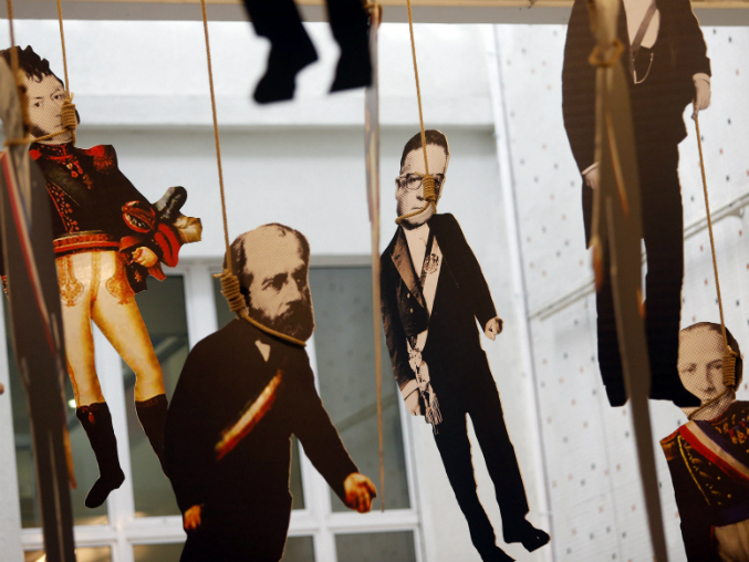 Santiago de Chile (Chile), 11 de agosto de 2014. La muestra incluye la obra ‘El pago de Chile’, que representa a todos los presidentes del país colgados del cuello por una soga. Efe.