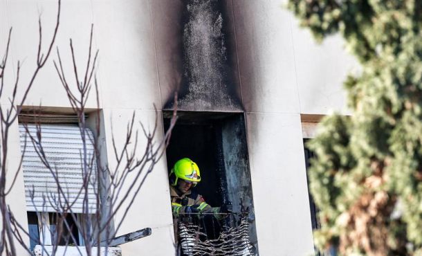 un-bombero-retira-una-persiana-quemada-de-la-vivienda-en-la-que-este-mediodia-se-ha-declarado-un-incendio-en-el-que-ha-fallecido-una-mujer-de-64-anos-al-precipitarse-efe