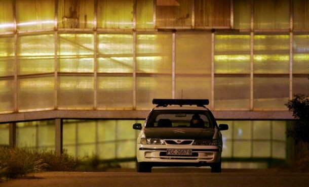 Un coche de la Guardia Civil patrulla los alrededores del centro penitenciario de Picassent (Valencia). Archivo Efe.