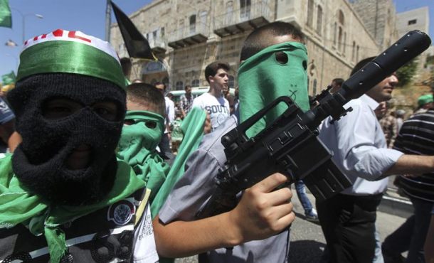 un-terrorista-islamista-palestino-porta-un-rifle-mientras-otros-asesinos-islamistas-del-hamas-protestan-en-solidaridad-con-los-militantes-de-hamas-de-la-franja-de-gaza-archivo-efe