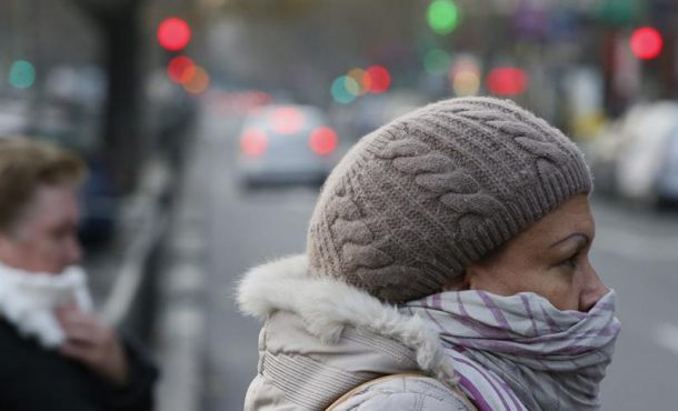 una-mujer-se-protege-del-frio-en-madrid-archivo-efe