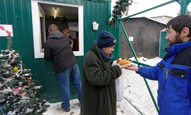 una-mujer-sintecho-recibe-un-plato-de-comida-cerca-de-una-carpa-utilizada-para-proveer-de-comida-y-refugio-en-moscu-rusia-hoy-9-de-enero-de-2017-efe