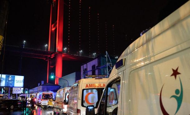 vista-de-las-ambulancias-tras-el-ataque-al-popular-club-nocturno-reina-en-estambul-cerca-del-bosforo-turquia-hoy-1-de-enero-de-2017-al-menos-35-personas-murieron-efe