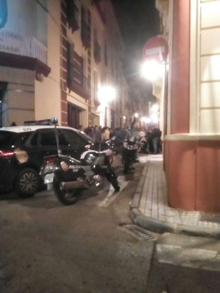 Más de medio centenar de feministas intentan boicotear un acto de la vicesecretaria de VOX en Badajoz