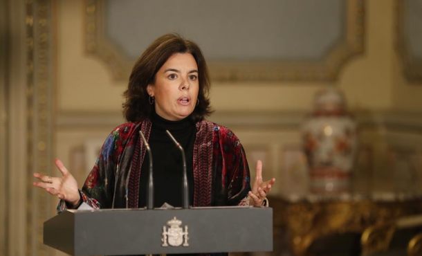 La vicepresidenta del Gobierno y ministra para las Administraciones Territoriales, Soraya Sáenz de Santamaría, durante la rueda de prensa ofrecida tras la reunión mantenida con el presidente de la Federación Española de Municipios y Provincias, Abel Caballero, y el ministro de Hacienda, Cristóbal Montoro, hoy en Madrid, para abordar la reforma de la financiación local. Efe.