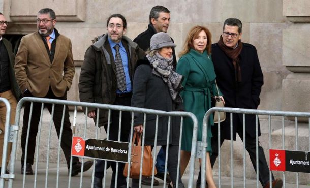 Juicio 9N. Barcelona, martes 7 de febrero de 2017. La exdirectora del Instituto Pedraforca de Hospitalet, Dolores Agenjo (2d), acompañada por el líder de Ciudadanos en Hospitalet (Barcelona), Miguel García (d), a su llegada esta mañana al TSJCat donde comparece como testigo en el juicio por la consulta separatista del 9N de 2014, que prosigue hoy tras las comparecencias ayer de Artur Mas, Joana Ortega e Irene Rigau, con las declaraciones de una quincena de testigos sobre la apertura de colegios y encargos del Gobierno catalán la logística de la votación. Efe