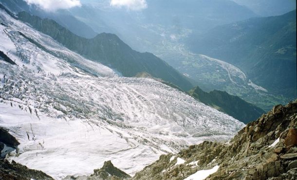 Fotografía: Vista del glaciar de Bossons, en el macizo del Mont Blanc, en los Alpes. Efe.