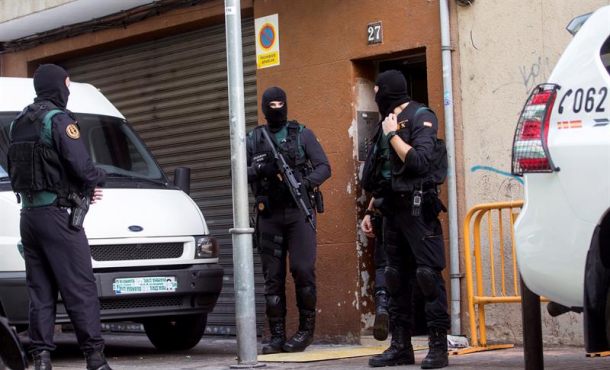 Agentes de la Guardia Civil durante una operación contra la captación, adoctrinamiento y financiación de yihadistas. Archivo Efe