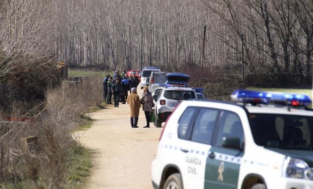 Agentes de la Guardia Civil en un camino situado entre Santa Marta de Tormes y Nuevo Naharros de Salamanca, donde fue encontrado muerto. Efe