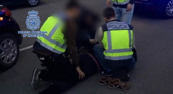 Agentes de la Policía Nacional durante la detención del fugitivo torturador asesino, en una imágenes facilitadas por la Policía Nacional. Lasvocesdelpueblo.