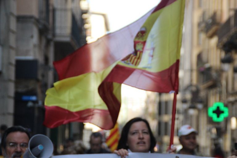 Centenares de catalanes claman contra «crimen separatista: Pujol y compañías a la Cárcel sin amnistía»