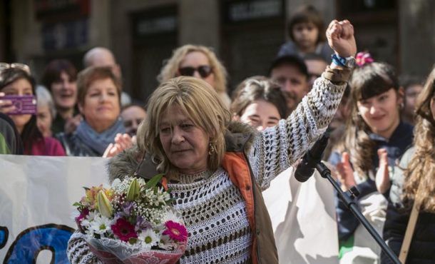 Cientos de proetarras extremista ultraviolentos se han concentrado hoy en el Casco Viejo de Bilbao para recibir y homenajear a la abogada Arantza Zulueta. Efe.